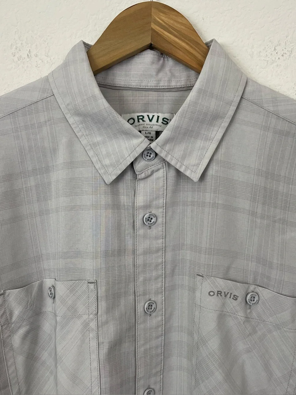 Orvis Men's L Gray Plaid Short Sleeve Polyester Button-Up Shirt‎